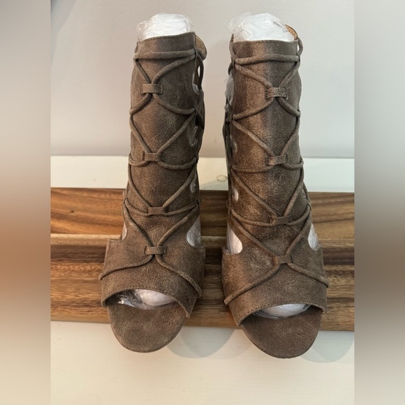 Quipid Gladiator Sandal Size 10 Peep Toe Bootie block Heel New in Box - Picture 6 of 12